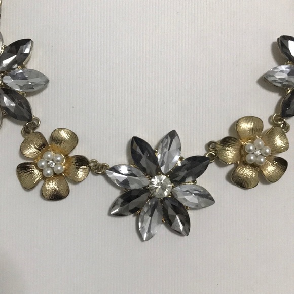Anthropologie Crystal/Pearl Floral Gold Necklace - Picture 5 of 8